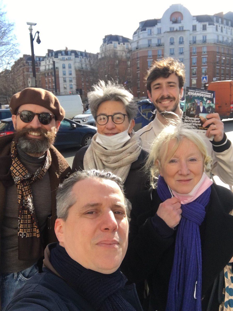 Ce matin Porte d’Orléans et cet après-midi à Montparnasse, de belles équipes pour la #VagueVerte et porter les justices sociale et climatique autour de <a href="/yjadot/">Yannick Jadot</a> 💪✊
#Jadot2022