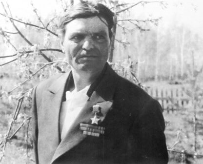 На фото 18-летний снайпер, Герой Советского Союза Владимир ЧУМАК

С июля 1944-го сражался в составе 1-го Белорусского фронта. Освобождал Белоруссию, Польшу, Германию. Весной 1945-го был тяжело ранен, Победу встретил в госпитале. На его счету было около 40 уничтоженных гитлеровцев