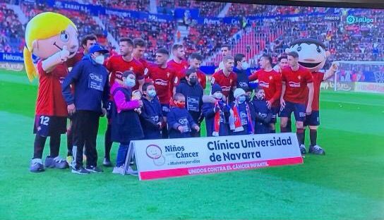 Escuchar el enorme aplauso del Sadar a los niños que luchan contra el cáncer en <a href="/ClinicaNavarra/">Clínica Universidad de Navarra</a>,  nos ha puesto la carne de gallina. No sabéis lo felices que les habéis hecho. Hoy, más que nunca, ser el servicio médico de <a href="/Osasuna/">C. A. OSASUNA</a> y del <a href="/Atleti/">Atlético de Madrid</a> nos llena de orgullo. Sois grandes.