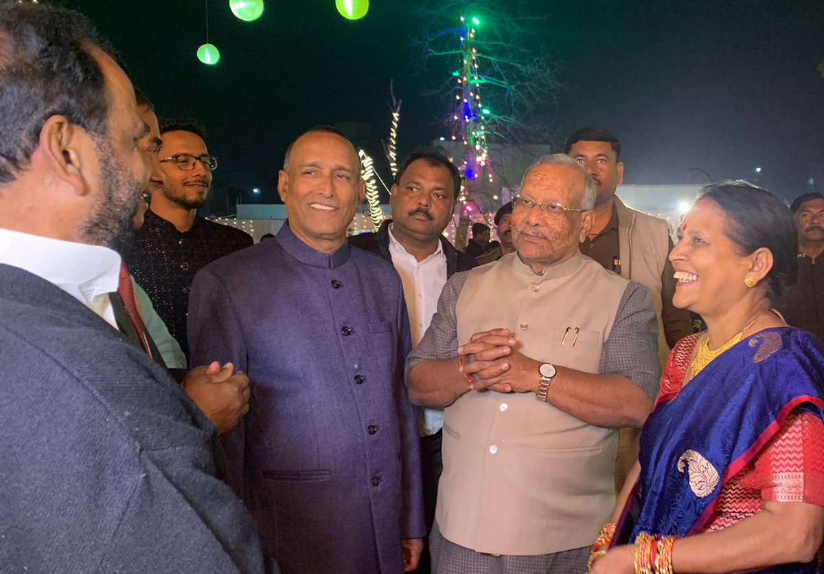 tarkishorepd's tweet photo. पटना में जदयू की विधानपार्षद श्रीमती कुमुद वर्मा जी की बेटी के विवाह समारोह में शामिल हो नवदंपत्ति को अपना आशीर्वाद दिया। https://t.co/uwCxERjyGe