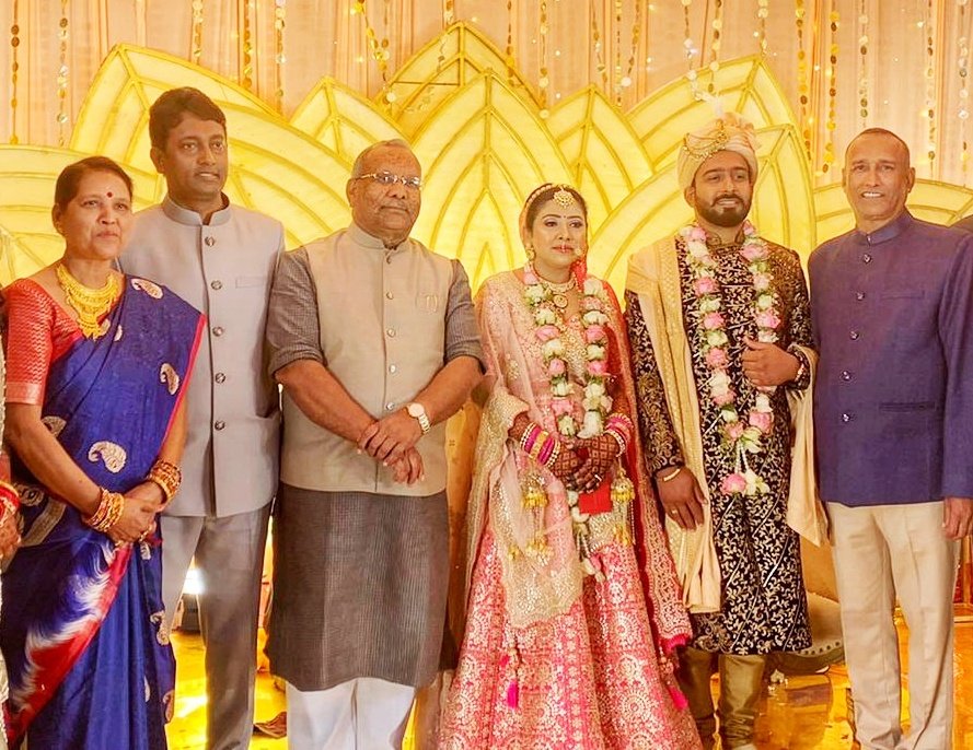 tarkishorepd's tweet photo. पटना में जदयू की विधानपार्षद श्रीमती कुमुद वर्मा जी की बेटी के विवाह समारोह में शामिल हो नवदंपत्ति को अपना आशीर्वाद दिया। https://t.co/uwCxERjyGe