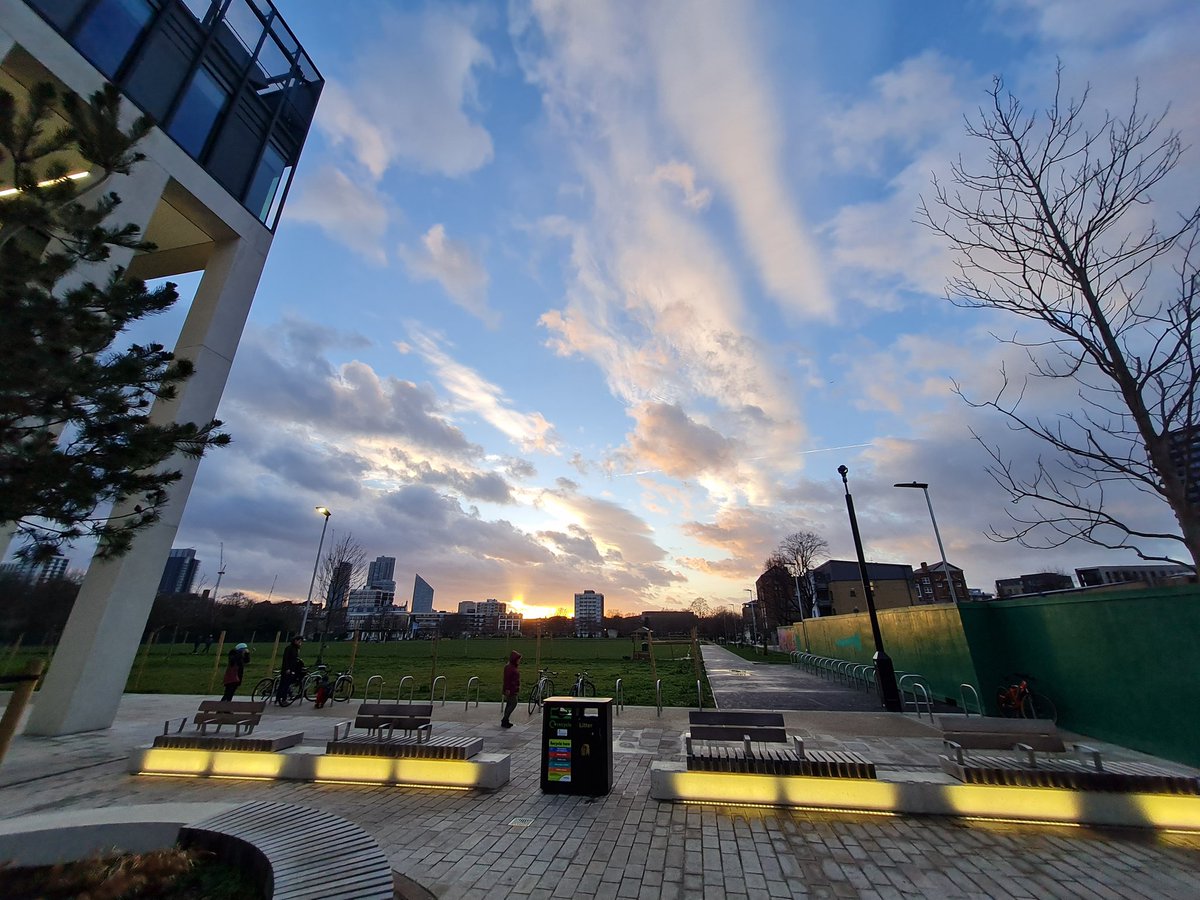 mayorofhackney's tweet image. Late afternoon, not quite sunset over Britannia/Brafa Square/Shoreditch Park.

Such a beautiful setting &amp;amp; sky.

A mini thread ♥️👇