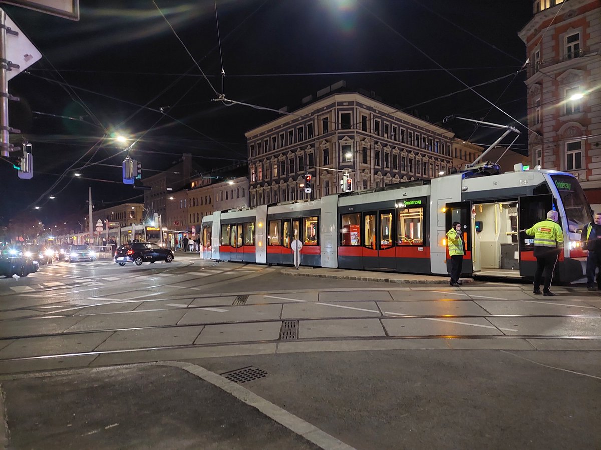 ipvy's tweet photo. Bei einem #Stadtspaziergang in der #Vorstadt von #Wien kann man was erleben. War schon ein ordentlicher Stau am @43erBim. #WienerLinien @wienerlinien https://t.co/dhsvA9OK33