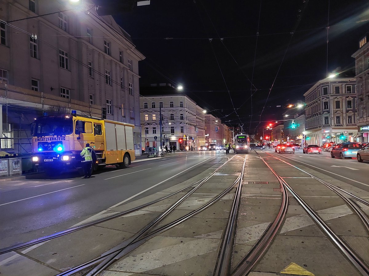 ipvy's tweet photo. Bei einem #Stadtspaziergang in der #Vorstadt von #Wien kann man was erleben. War schon ein ordentlicher Stau am @43erBim. #WienerLinien @wienerlinien https://t.co/dhsvA9OK33