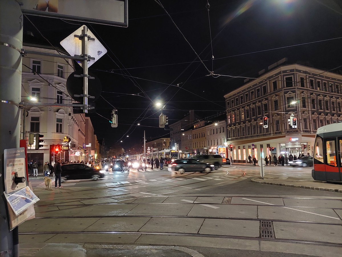 ipvy's tweet photo. #Stadtspaziergang in der #Vorstadt von #Wien. @43erBim. #WienerLinien @wienerlinien https://t.co/gOz5GjXZKT