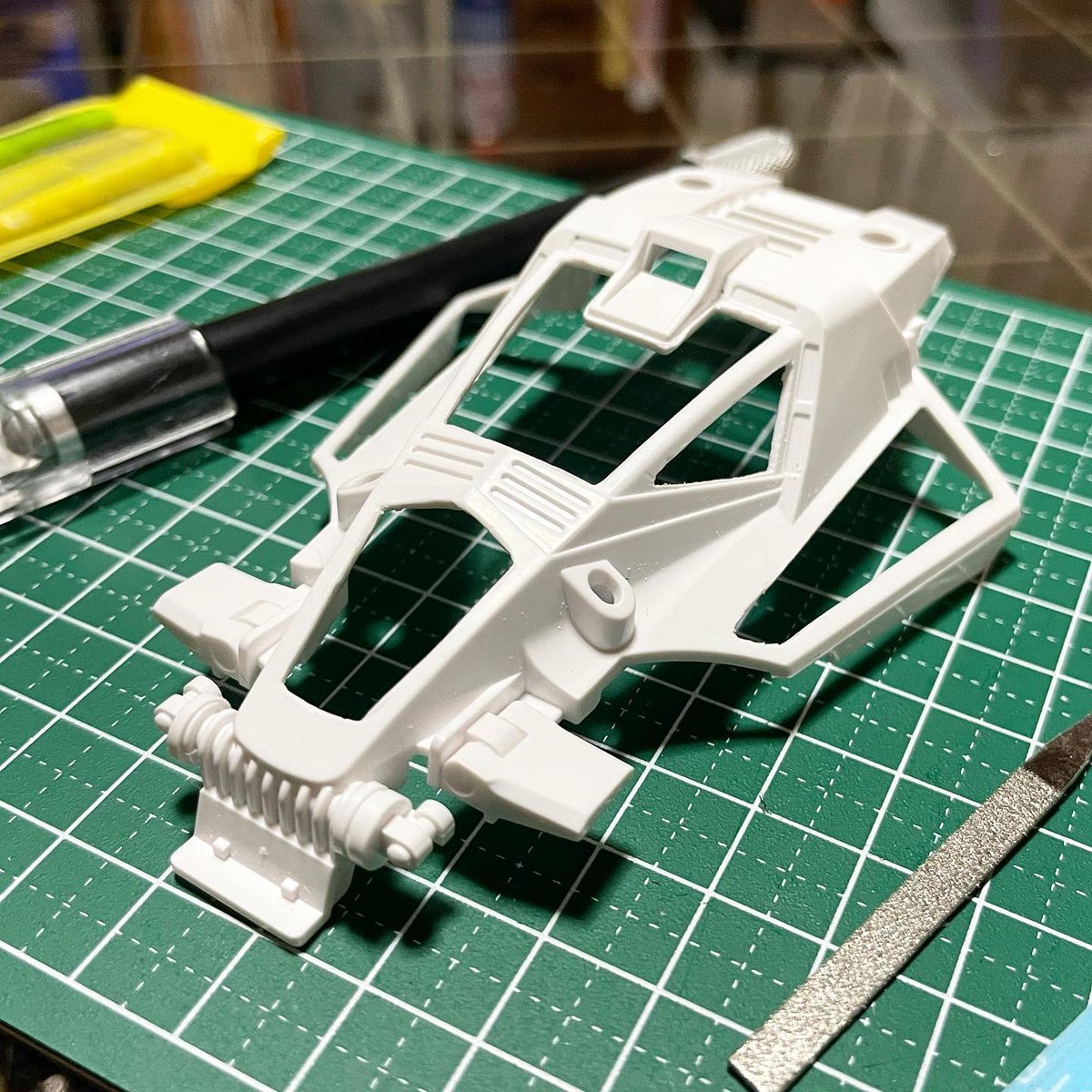 ms06methodt's tweet photo. リューターで一気にやってしまおうかと思ったけど、ナイフ使うの楽しくて時間忘れられる❗️
だいぶ細かく切って削ってとやったからだいぶ良い感じに肉抜き出来たかなと。
#氏原工作 #ミニ四駆 #ミニ四駆改造 #ミニ四駆復帰組 #mini4wd #mini4wdjapan #mini4wdcustom #肉抜き #エンペラー https://t.co/TF7oWiv47y