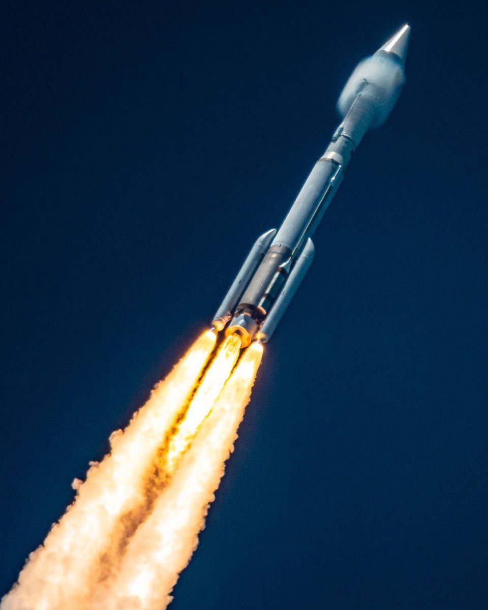 viewsfrance's tweet photo. Spécialisé dans l’astronomie et l’aéronautique, le photographe John Kraus capture des moments d’une rare puissance visuelle 🌌 https://t.co/UP196jMeEp