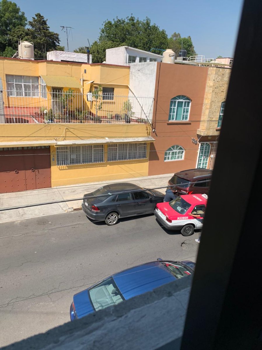 acarock's tweet photo. A las 12 del día robando llantas de una camioneta y la Policia??? @OHarfuch @AzcapotzalcoMx https://t.co/RVWLNWrGVD