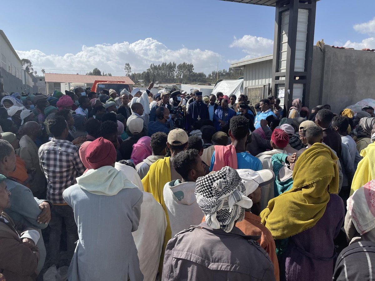 ወገን ለወገን ሲደርስ የነዚህን ሁሉ ህፃናት: አረጋዊያንንና ሴቶችን እንባ ማበስ ነው:: EOTC from WA, OR, ID, and surrounding areas and Ethiopacific Association donated 5 tons of food to a camp in Debre Birhan area that's hosting IDPs. 

#Ethiopia #ወገንለወገን