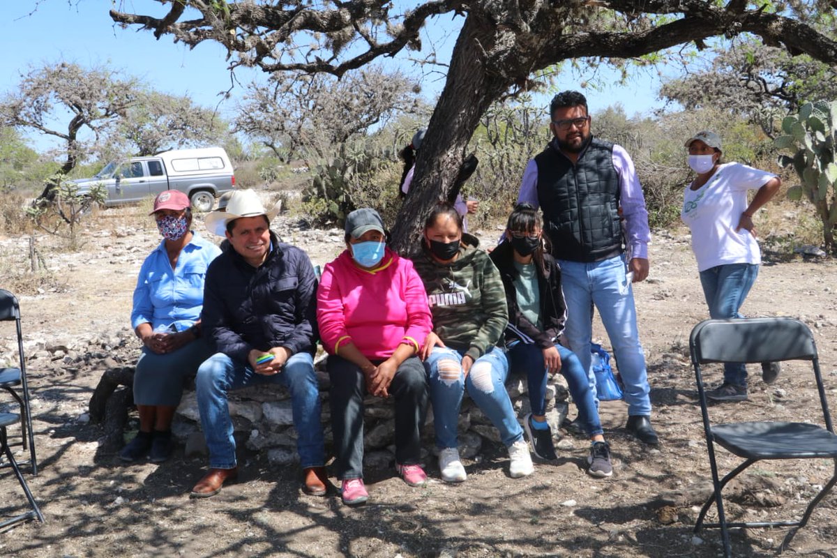 Neltiliz_tli's tweet photo. Me dio mucho gusto saludar a mi amigo el presidente municipal de #Tecozautla Joel Elías y a mis amigas de la comunidad del #Bajhí https://t.co/2fI1VykPs8