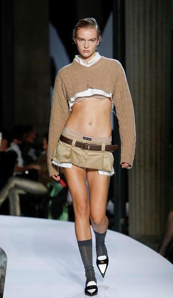 SoftKittyWarm's tweet photo. My belly fat sincerely wishes for the crop top and low rise era to not be coming back this strongly https://t.co/oBetlh3jfm