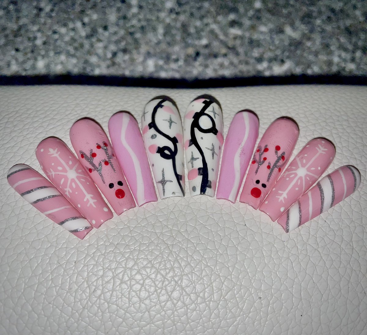 nailsbyreneee's tweet photo. Las Vegas Nail Tech. 
Gel X, Acrylic &amp;’ Custom Press Ons https://t.co/pb0Jx2y4hM