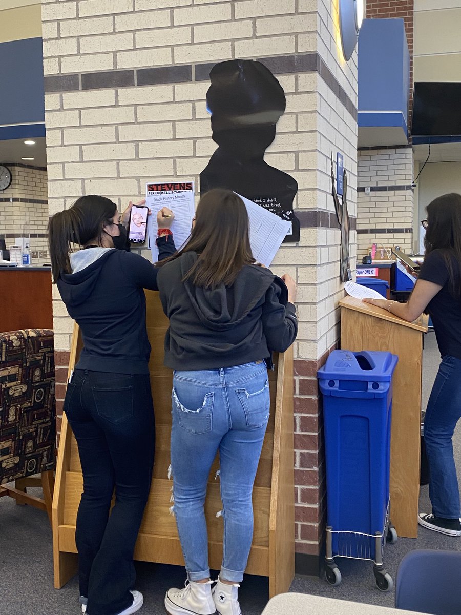 vbarajaslibrary's tweet photo. ⁦@NISDSTEVENS⁩ ⁦@StevensHSAVID⁩ Ss explore Black History Month Gallery Walk in the library! ⁦. Thanks for collaborating ⁦@MrsPozziSHS⁩ !@NISD_AVID⁩ ⁦@NISDLib⁩ https://t.co/u47heKD16z