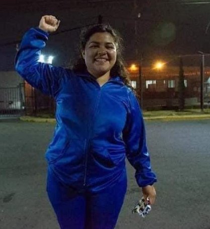 La joven #oaxaqueña Roxana Ruiz Santiago, de Santiago Pinotepa Nacional, estuvo acusada del #homicidio de un hombre que la violó en mayo de 2021. Después de permanecer nueve meses en el penal de Neza Bordo, Edo. de México, fué liberada la noche del miércoles.