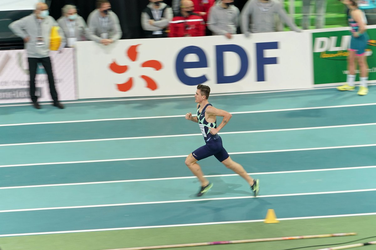 EuroAthletics's tweet photo. WORLD RECORD!!!! 🎴

Jakob Ingebrigtsen breaks the world indoor 1500m record at the @Meeting_Lievin with 3:30.60!

#WorldIndoorTour https://t.co/XXKRUlOiTS