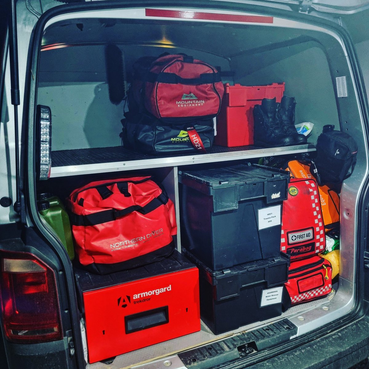 I'm sure many responders having been doing the same as me tonight. Kit all checked, secured and ready to assist if required over the next 24 hours. 

#StormEunice #SearchDogs #SearchAndRescue