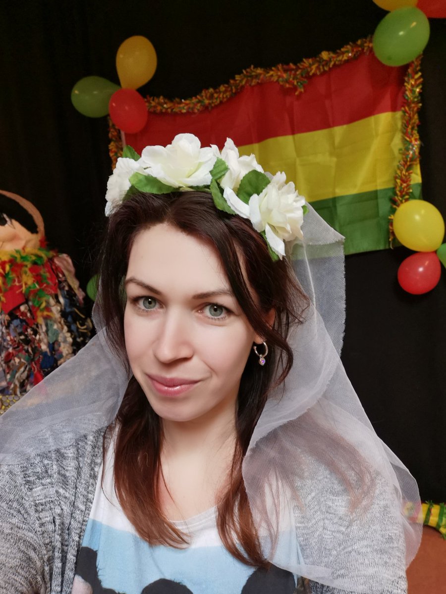 OhMyGodItsEline's tweet photo. Deze juf kon vandaag tijdens het uitroepen van het Prinsenpaar al een beetje oefenen als bruidje! ❤️💛💚💍 https://t.co/uFvTAURDqj