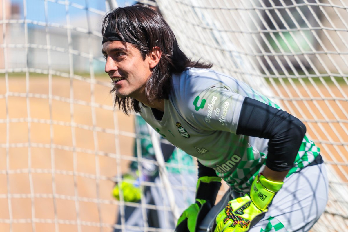 ClubSantos's tweet photo. ¡Esta mañana tuvimos último entrenamiento antes de partir hacia nuestro compromiso de la Jornada 6!🙌 #ModoGuerrero⚔️ https://t.co/bFSc141TN9