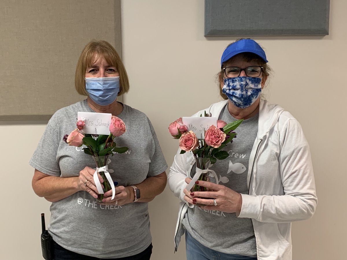 CafeteriaFall's tweet photo. 💙💙A BIG THANK YOU to Melissa Philhower for our beautiful flowers and candy today 💙💙 We are ALWAYS here for the kids AND for you! We appreciate it 💚💚 https://t.co/duoMuFFC1b