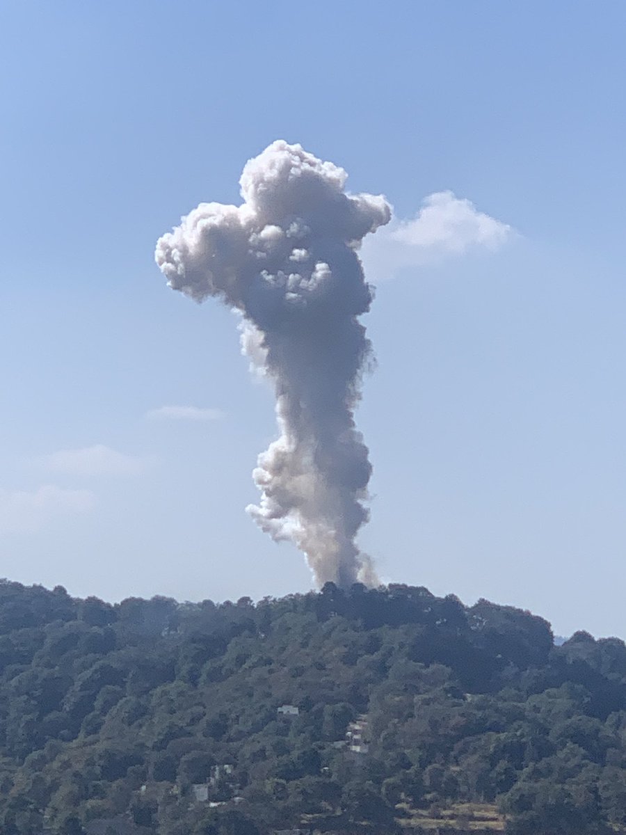 IchKurt's tweet photo. Explosion en la frontera de Cuajimalpa y Huixquilucan, cerca de Santiago!
@889Noticias @AlcCuajimalpa @Huixqui_Vial @Bomberos_CDMX https://t.co/miByCtQD0H