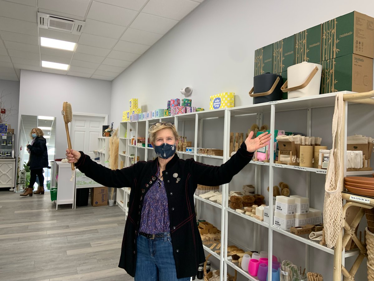creativereframe's tweet photo. Wendy paid a visit to #IGNITE speaker Maria's @UVIDASHOP today!  Wendy has been coaching all the speakers for @InnovateBU's #IDEACon22 and loved seeing one of their ventures IRL.  Check out Uvida Shop's pop-up and the #IGNITE speakers at IDEA Con Feb 26! https://t.co/dKSKzHBPNU https://t.co/cGJom8p4YW