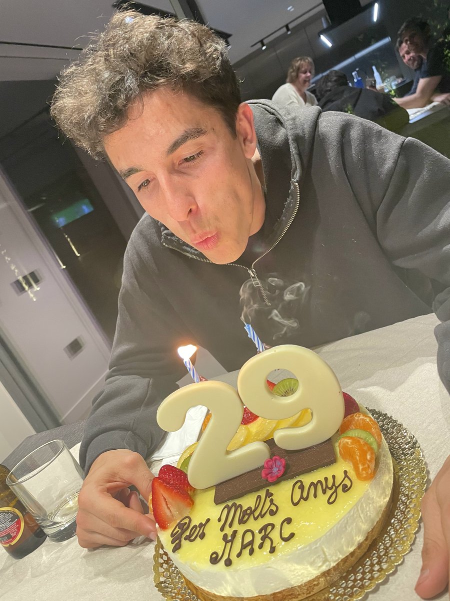 marcmarquez93's tweet photo. Celebrando los 29 como a mí me gusta, pastel casero y en familia❤️
¡Muchas gracias a todos por las felicitaciones!
Celebrating my 29 anniversary as I like it, homemade cake and family❤️ 
Thanks to everybody for your birthday wishes! https://t.co/sIZ58eHmfC