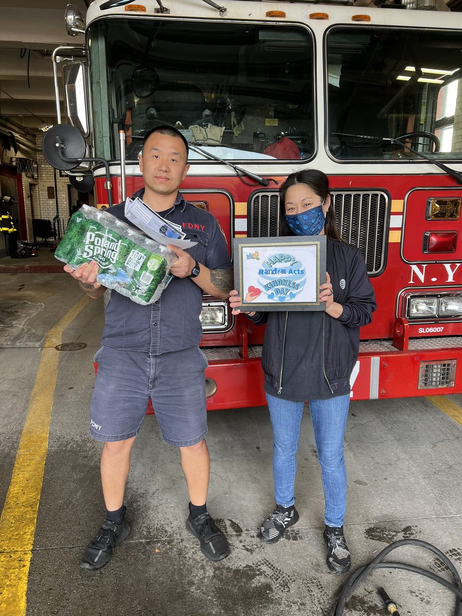 Team_Bayside's tweet photo. Team Bayside showing appreciation for our First Responders with some refreshments on this beautiful day!!Loving Random Acts of Kindness Day!!@OneNYNJ @MarkyMark_718 @KirkBailey17 #NYNJStateOfKind https://t.co/MCkteZ7B92