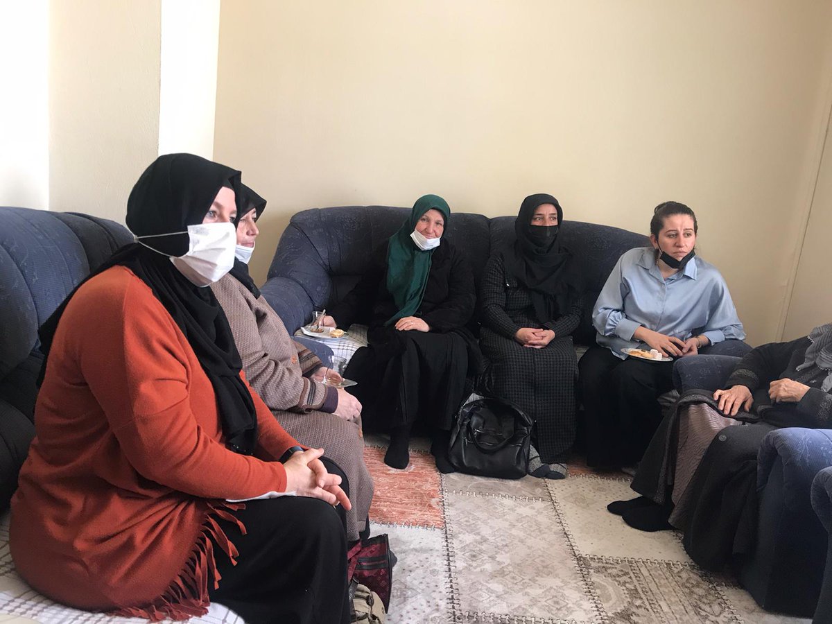Başkanımız Sn.Elif Demirok Pınar ile birlikte Kocatepe Mahallesi Hanımlarıyla  kucaklaştık.Sıcak bir ortamda gerçekleşen  toplantımızda hanımlarla hasbihal ettik.#AkMelikgaziKadınları gönüllere dokunmaya devam edecek.<a href="/aysekesir/">Ayşe Keşir 🇹🇷🇹🇷🇹🇷</a> <a href="/zerrin_arslan/">Zerrin Arslan</a> <a href="/akkadinKayseri/">AK Kadın Kayseri</a> <a href="/AvGokhanUlke/">Av.Gökhan ÜLKE</a>