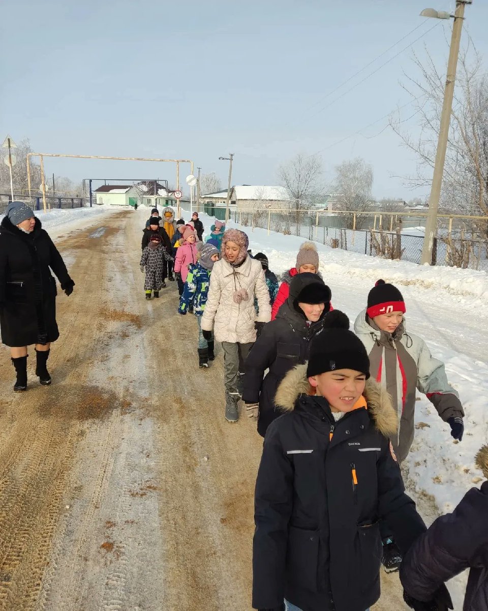 chernovschool's tweet photo. Везде и всюду правила, их надо знать всегда:
 Без них не выйдут в плаванье из гавани суда.
Выходят в рейс по правилам полярник и пилот.
 Свои имеют правила шофёр и пешеход.
 Как таблицу умножения, как урок, Помни правила движенья назубок! https://t.co/aFHbenpXfx