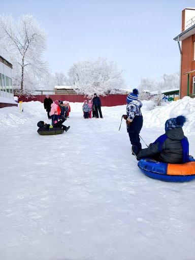 Быстрее,выше,сильнее!
В СПДС "Тополек" п.г.т. Алексеевка 16.02.22 прошли малые зимние Олимпийские игры,в которых приняли участие педагоги и воспитанники детского сада.Были представлены виды спорта: кёрлинг, скелетон, бобслей, лыжи, хоккей, биатлон.
Дети получили памятные призы.