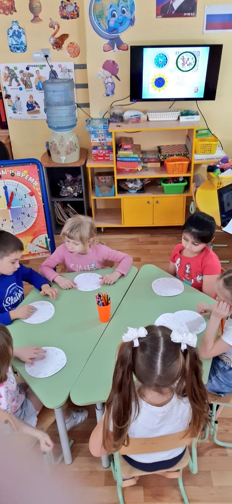 В рамках реализации проекта "Удивительный мир часов" с воспитанниками подготовительной группы "Смешарики" СПДС "Тополек" п.г.т. Алексеевка проведена беседа об истории возникновения и видах часов. По итогам проекта дети создали альбом "Разные часы".