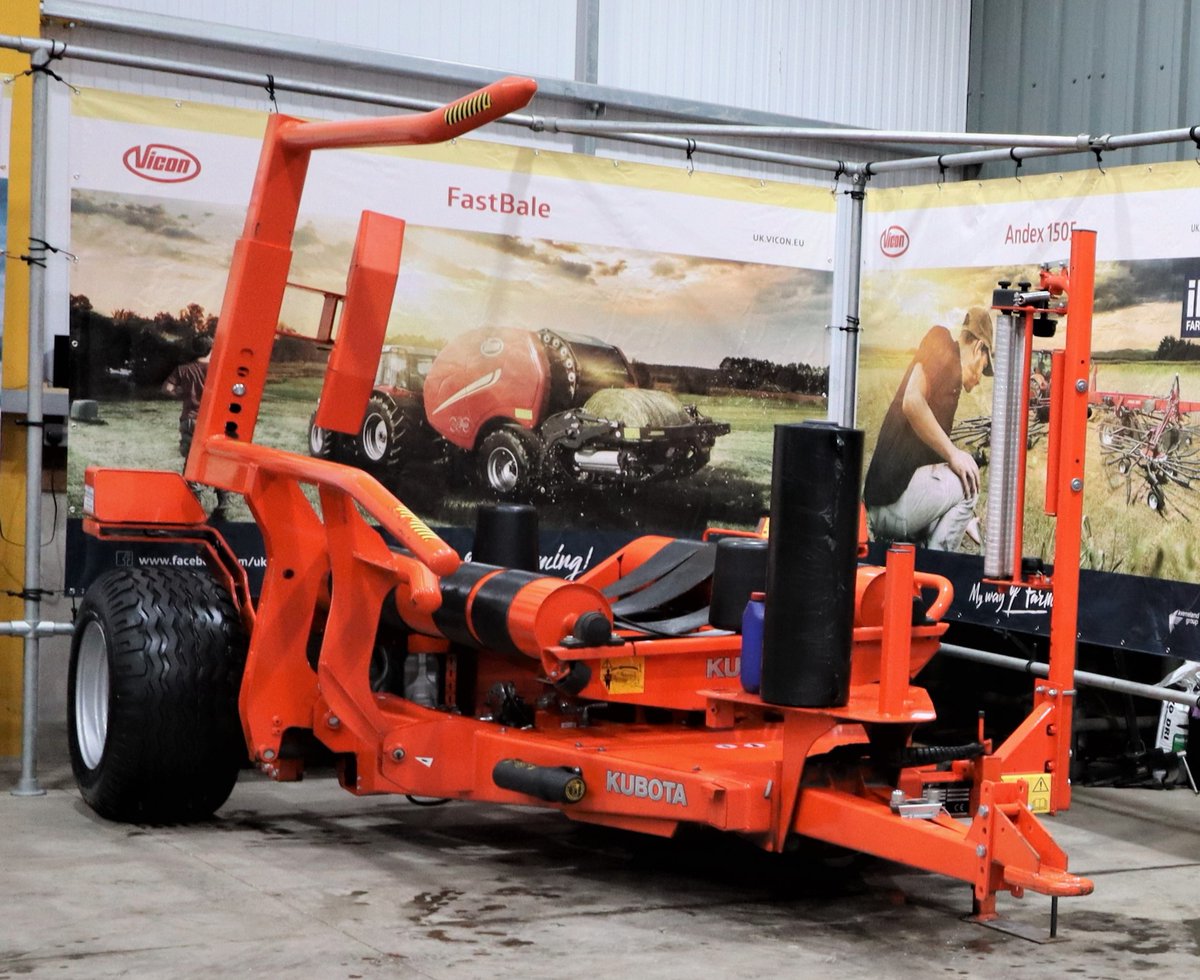 🟠WR1600 Kubota Wrapper - ex demo 🟠
Single film, loading arm, joystick control,  trailed turntable with hydraulic film cutter.
Finance options available. 
NOW: £9,500 + vat. 
#wrapping #bailing #instock