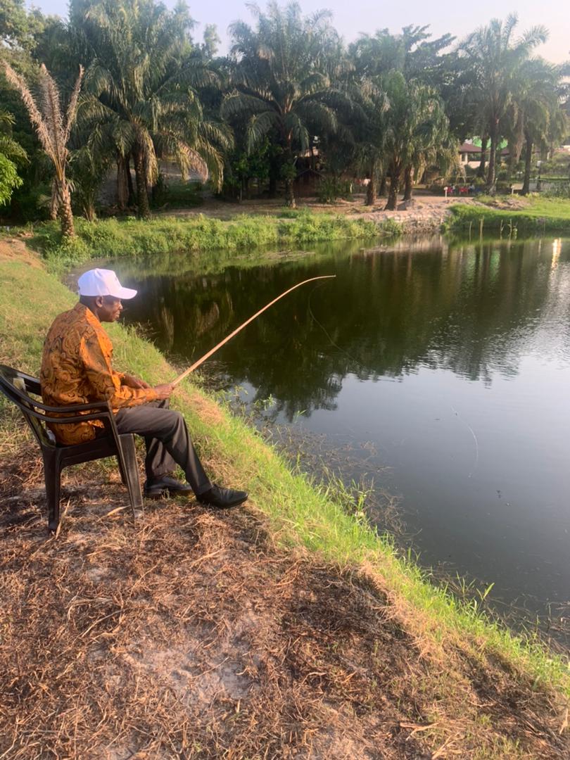ighorbusha's tweet photo. Jeudi pêche :  le SG AUGUSTIN KABUYA @auguyka70 se donner  quelques  heur de pêche à N'sele après un week-end politique très chargé.
@normel_kabeya @manayhuguette @DorlTerre @CivuadiKalanga @UdpsArizona @Ljudps @eale_patrick @HonoreMvula1 @Fatshi_progres @NdayePappy https://t.co/lpXOXON92X