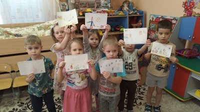 Воспитатели старшей группы "Почемучки" СПДС "Тополек" п.г.т. Алексеевка провели беседу о зимних видах спорта, поговорили и об открытии олимпиады в Пекине. На своих рисунках дети изобразили виды спорта и символы Олимпиады.