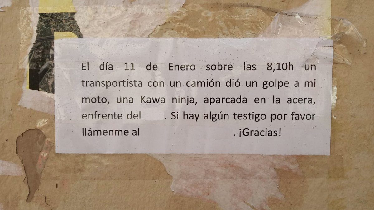 Una moto ha sufrido un ataque mientras protegía la acera. En la línea de fachada un anuncio pide a los viandantes que, como muestra de agradecimiento, ayuden a esclarecer lo ocurrido. Y es que, por algún motivo, estos siempre se percatan más de lo que acontece en las calles.