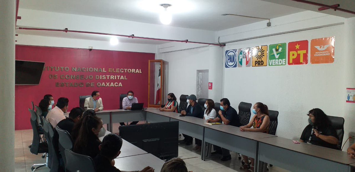 INE_Oaxaca's tweet photo. 🔘Delegado del @INE_Oaxaca, @edg_arias, lleva a cabo reunión de trabajo con el personal de la 05JDE, con sede en #SalinaCruz, con el objetivo de afinar detalles de las actividades que competen al Proceso Electoral Local 2022 y Proceso Electoral Extraordinario ✔️ #EleccionesOaxaca https://t.co/okw60ghzxU