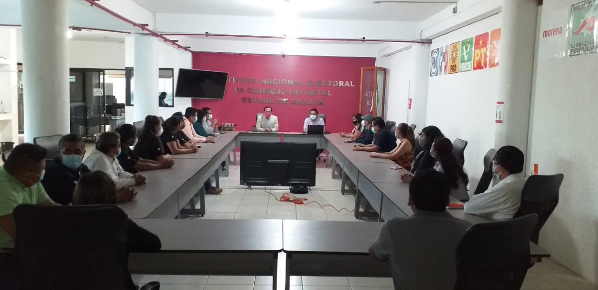INE_Oaxaca's tweet photo. 🔘Delegado del @INE_Oaxaca, @edg_arias, lleva a cabo reunión de trabajo con el personal de la 05JDE, con sede en #SalinaCruz, con el objetivo de afinar detalles de las actividades que competen al Proceso Electoral Local 2022 y Proceso Electoral Extraordinario ✔️ #EleccionesOaxaca https://t.co/okw60ghzxU