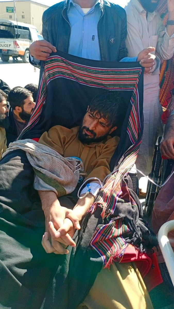 Ashraf_Bugti1's tweet photo. کوئٹہ میں میڈیکل طلبہ کے ساتھ یہ سلوک انتہائی قابل مذمت ہے۔ وفاقی و صوبائی حکومت دو ماہ سے جاری احتجاج کے باوجود ٹس سے مس نہیں ہو رہے۔ مسئلہ حل کرنے کے بجائے طلبہ پر تشدد اور پرامن احتجاج کا حق چھیننا ناقابل قبول ہے۔ بلوچستان کے ساتھ زیادتی کا سلسلہ بند کیا جائے۔ https://t.co/iaKzeP4isG