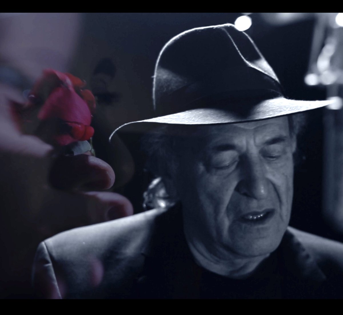 SE TUTTO VA COME DEVE ANDARE....
...la mia musica torna a vivere da marzo. In video, dischi e concerti. All'orizzonte vedo una bella primavera, una calda estate, un vigoroso autunno e.... il resto si vedrà