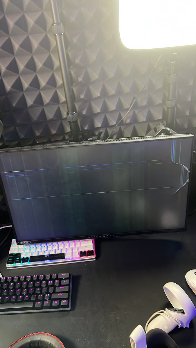 Dodoslavovec's tweet photo. Rip monitor za 15k. Legit jsem to nezmáčknul, jenom jsem se toho dotknul. Snad to půjde reklamovat když mám záruku ale pochybuju když je to praklé. https://t.co/qm2z3XerVQ