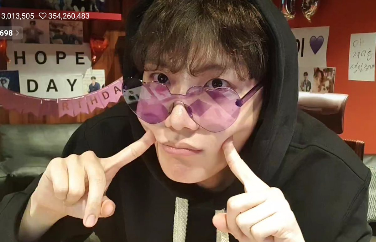 Natyrud1's tweet photo. Hoy es un día muy malo y triste 😔
Esperaba hace días el cumple de #HOBI y por una mala noticia casi se me olvida.
Gracias por hacer Vlive #HOBI y alegrar un poquito mi día 💜💜💜
#happybirthdayjhope #HappyJHOPEday #HappyBirthdayhoseok @BTS_twt https://t.co/PGBGspVl3a