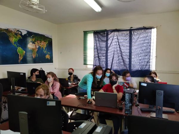 UdeLaHabana's tweet photo. Entre el 15 y 16 de febrero se realizó el Curso de capacitación ‟Uso del programa Coral Point Count (CPCe) para el estudio de comunidades bentónicas de los arrecifes mesofóticos” en el @UH_CIM de la @UdeLaHabana, impartido por especialistas del Centro Nacional de Áreas Protegidas https://t.co/bikbElgFO6