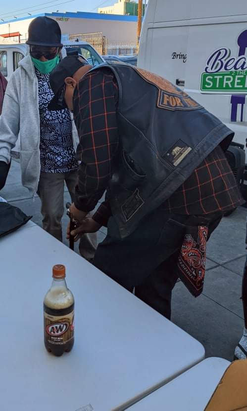 McF4tw's tweet photo. One of our Skid Row family didn't have a cane. We got you thx to @beauty2streetz . Even sized jt up for him. 
Woot woot https://t.co/gC6D1MLjMI