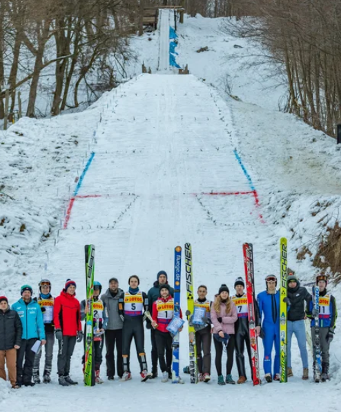Zbudowana łopatami i za grosze. Skaczą amatorzy-zapaleńcy. To najlepsza odpowiedź, czy #skijumping to "sport wybranych". Takie inicjatywy należy wspierać, <a href="/miastosanok/">Sanok</a> i <a href="/pzn_pl/">Polski Związek Narciarski</a>! Przecież to jest genialne. Pomagajmy, nie dawajmy umrzeć. Tak się rodzą tradycje
_
fot. korsosanockie