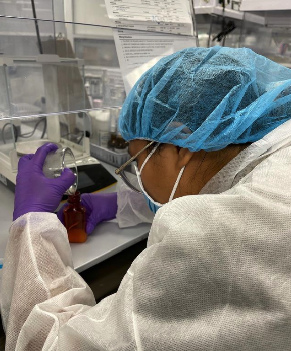 PTCB's tweet photo. A pharmacy technician at Golden Gate Veterinary Compounding Pharmacy in Novato, California compounds medication for pets to make administration easier for both the animal and its owner.
📸: @flavorx & @goldengatevcp
#nonsterilecompounding #cpht https://t.co/hIcOHidzD0