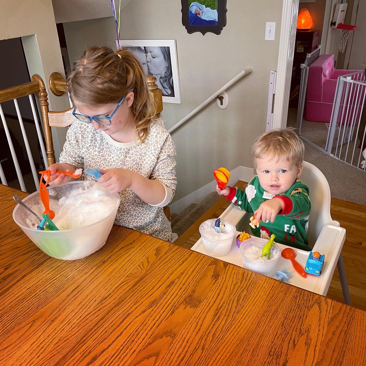 LibraryPokorny's tweet photo. Stuck inside with your kiddos today? Bring some snow inside for sensory play! We used measuring cups, spoons, toy cars, small plastic animals/dinos, and some plastic eggs! βοΈ #snowdaymagic #sensoryplay https://t.co/2KS1aKE35f