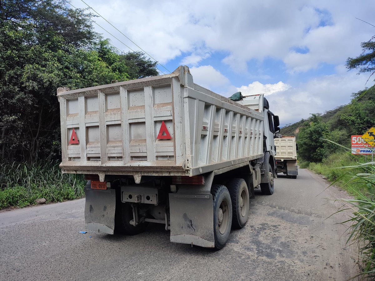 ismaelbritoc's tweet photo. Fue "Recapeada" en la época de la "Revolución Ciudadana" mediante una empresa 🇨🇳 pero nunca quedó perfecta.
La vía Cuenca Girón Pasaje en el km 60 a la altura del #ParqueExtremo es retroceder en el tiempo a los 90s.
 En 🇪🇨 hay vías pero al norte, porque al sur es una vergüenza. https://t.co/SH6eRXC7kh