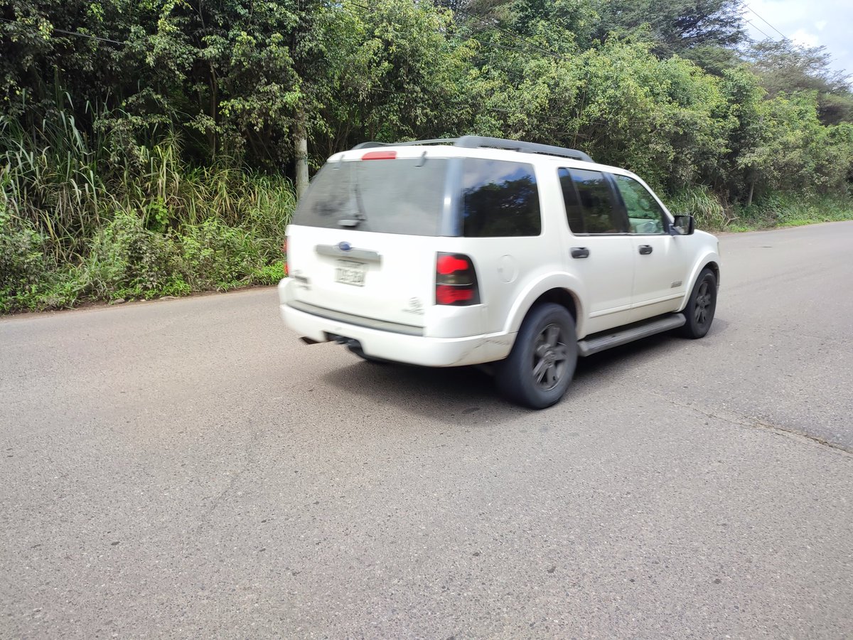 ismaelbritoc's tweet photo. Fue "Recapeada" en la época de la "Revolución Ciudadana" mediante una empresa 🇨🇳 pero nunca quedó perfecta.
La vía Cuenca Girón Pasaje en el km 60 a la altura del #ParqueExtremo es retroceder en el tiempo a los 90s.
 En 🇪🇨 hay vías pero al norte, porque al sur es una vergüenza. https://t.co/SH6eRXC7kh