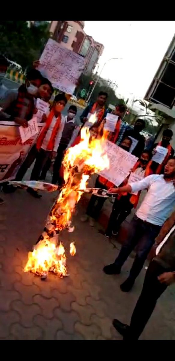 AbvpNoida's tweet photo. #AbvpNoida 
तमिलनाडु मे लावण्या आत्महत्या मामले में शांतिपूर्वक तरीके से न्याय की मांग कर रहे अभाविप कार्यकर्ताओ को तमिलनाडु सरकार द्वारा गैरकानूनी गिरफ्तार किये जाने के विरोध में नोएडा महानगर के कार्यकर्ताओं द्वारा प्रदर्शन कर पुतला दहन किया गया।। https://t.co/xldSPNq2by