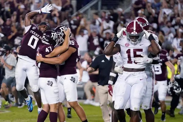 BJGibson10's tweet photo. Blessed to receive an offer from Texas A&amp;M! #AggieLand👍🏿 #AG2G @CraigDameyune @CoachRHolcomb @RobStowe4 https://t.co/WZU7la5sBl
